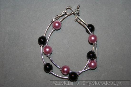 AR173 Double string: 2 armband i ett med rosa och svarta prlor...89:- 59:-