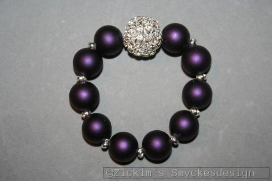 AR174 Rubber ball: Elastiskt armband med lila gummibekldda prlor och en stor strass boll...130:-