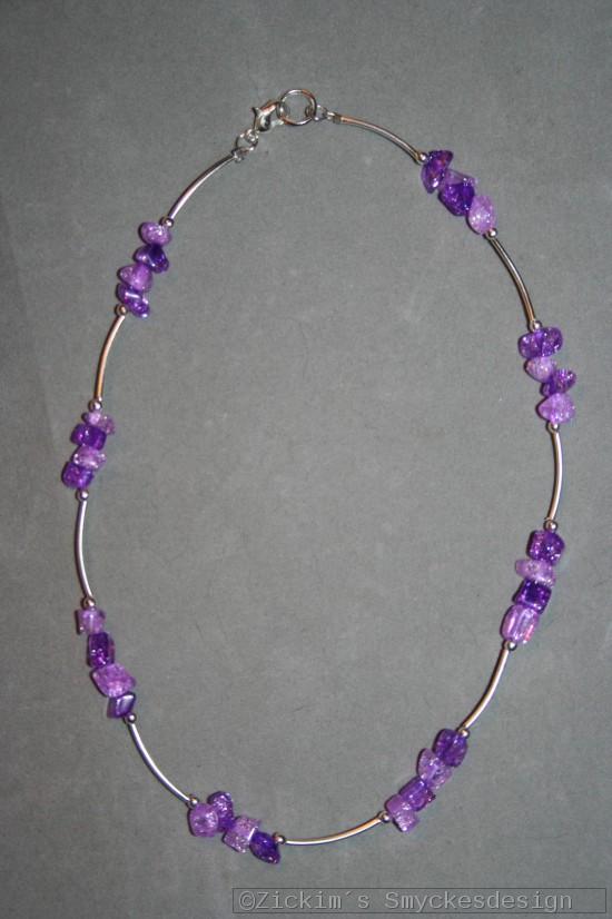 HA164 Chip string: Kort halsband (40 cm) med lila glaschips och silverfärgade rör...79:-