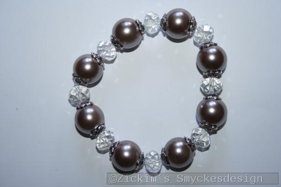 AR180 White swarovski: Elastiskt armband med vita swarovski prlor samt stora brunrosa prlor...99:-