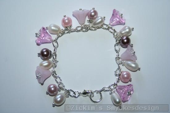 AR176 Pink flowers: Armband med rosa blommor samt vita stvattensprlor...105:- 70:-