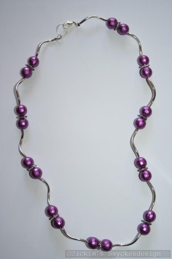 HA165 Purple disco: Halsband (50 cm) med lila prlor och skruvade rr...99:- 49:- SLD