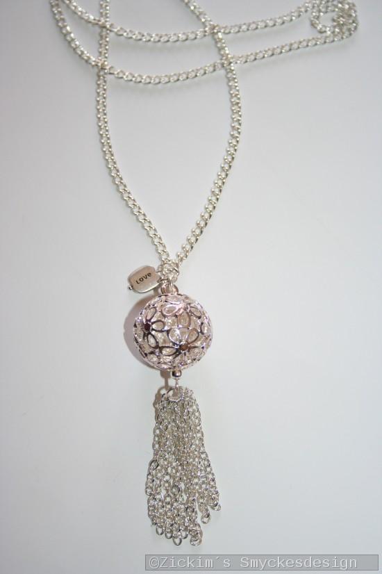 HA170 Flower ball: Halsband (70 cm) med en stor blommig boll samt ett kedje hänge...115:-