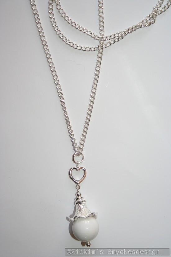 HA168 Heart Jade: Halsband (75 cm) med ett litet hjrta samt en stor vit Jade prla...115:- SLD