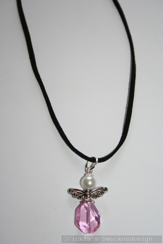 HA166 Mocca angel: Halsband (50 cm) med en ngel p mocka band...85:- SLD