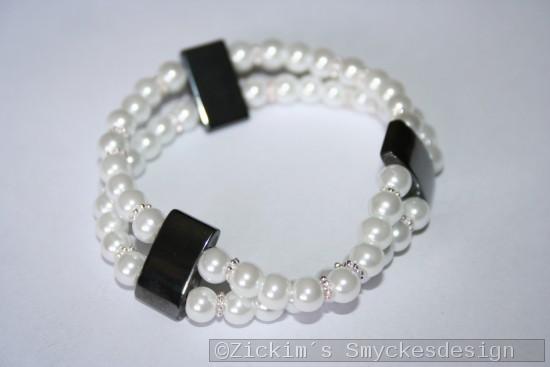 AR182 White hematit: Elastiskt armband med vita prlor samt mellandelar i hematit...95:- 
        SLD