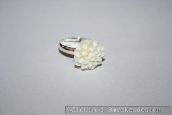 OV059 White flower: Ring med en vit blomma...50:-