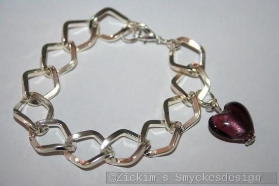 AR184 Big link purple: Armband med stora lnkar samt ett lila murano hjrta...80:-