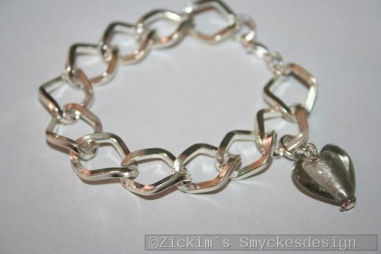 AR185 Big link grey: Armband med stora lnkar samt ett grtt murano hjrta...80:-