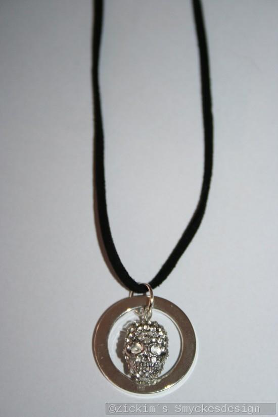 HA180 Death ring: Halsband i mockaband (45 cm lång) med en döskalle i strass...105:- SÅLD