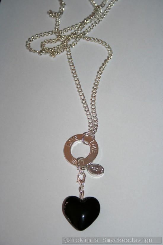 NA035 Black love: Halsband (80 cm lng) med ett svart glashjrta och en stansad ring med texten 
