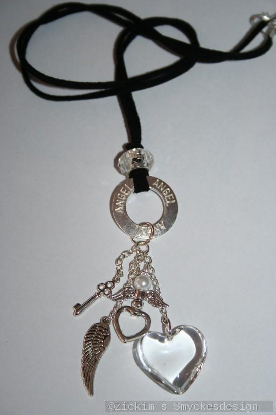 NA034 Angel heart: Halsband (70 cm lngt) med mockaband och en stansad ring med texten 