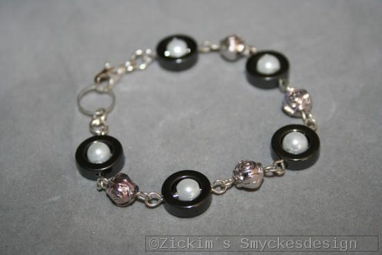 AR190 Hematite ring: Armband med hematit ringar samt sm silverblommor...79:-