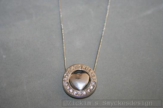 G8: Halsband (40 cm+ 5 cm förlägningskedja) med ett hjärta i en stansad ring med texten 