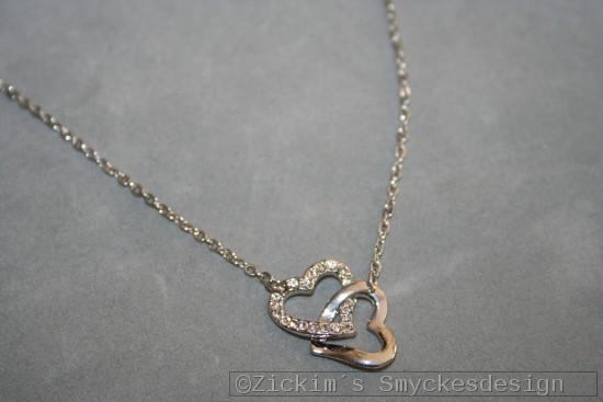G6: Halsband (40 cm + 5 cm förlängninskedja) med ett dubbelhjärta med äkta swarovski stenar i vitt...120:-