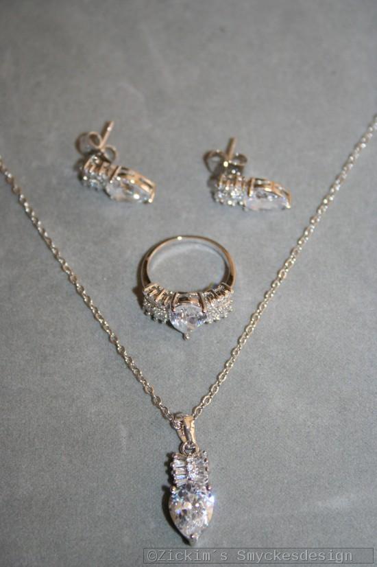 G7: Smyckesset med halsband (40 cm lång), örhängen och ring (stl 15) med äkta swarovski stenar...169:- SÅLD