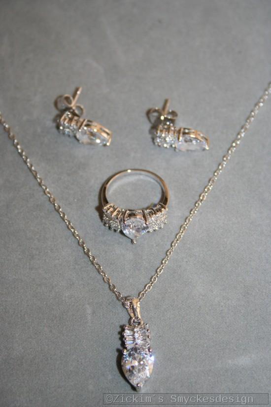 G7: Smyckesset med halsband (40 cm lång), örhängen och ring (stl 15) med äkta swarovski stenar...169:- SÅLD G7: Smyckesset med halsband (40 cm lång), örhängen och ring (stl 15) med äkta swarovski stenar...169:- SÅLD