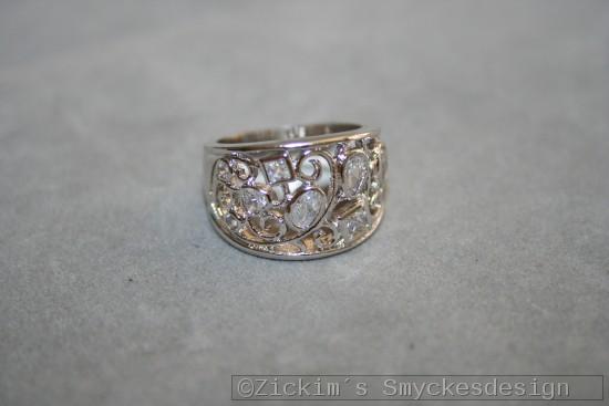 G11: En ring (stl 17,5) med äkta swarovski stenar...110:- SÅLD