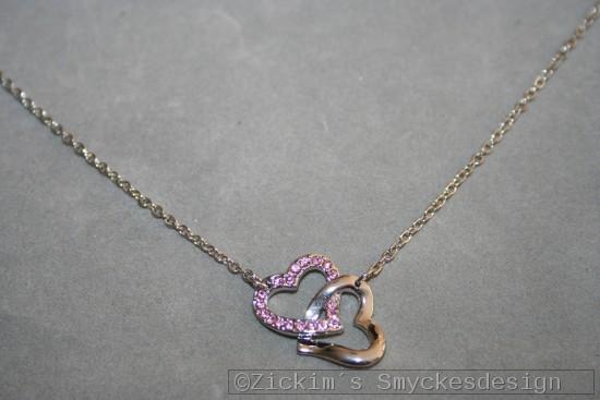 G4: Halsband (40 cm + 5 cm frlngninskedja) med ett dubbelhjrta med kta swarovski stenar i rosa...120:- SLD