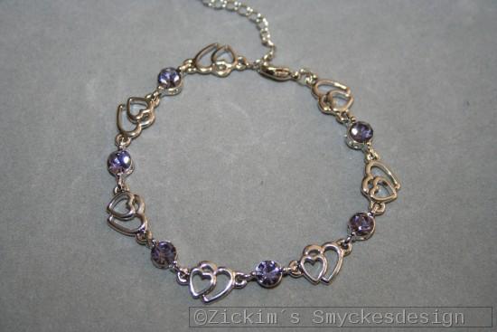 G9: Armband med lila kta swarovski stenar samt sm hjrtan...110:- SLD