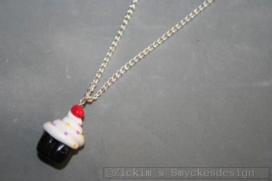 HA178 Cupcake neck: Halsband (80 cm lng) med en cupcake gjort i cernitlera...75:- SLD