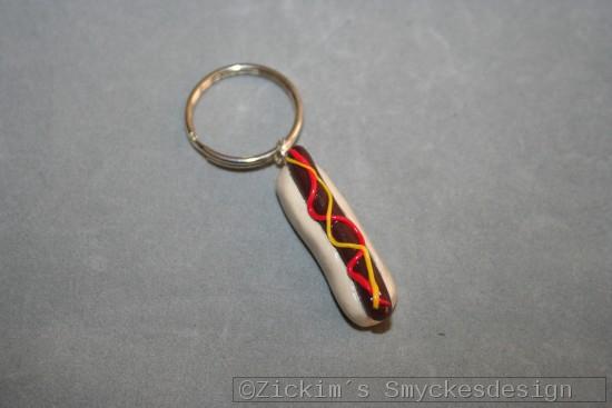 OV062 Hotdog key: Nyckelring med en varmkorv med brd i cernitlera...40:- SLD