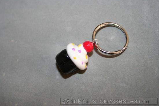 OV061 Cupcake key: Nyckelring med en cupcake i cernitlera...40:-