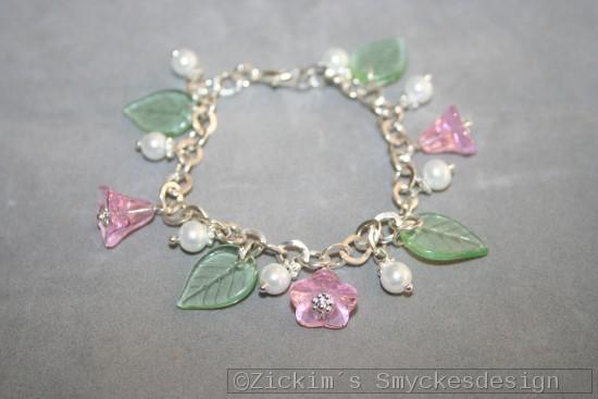 AR195 Summer flowers: Rasselarmband med grna glaslv samt rosa glasblommor...89:- 49:-