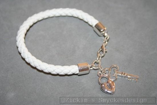 AR198 Leather key: Armband i vitt lder med en nyckel och ett ls...95:- SLD 