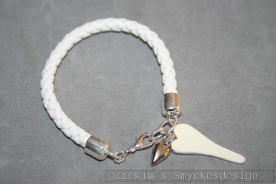 AR200 Leather hearts: Armband i vitt lder med tv hjrtan...95:- SLD