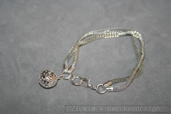 AR202 Hollow ball: Dubbelradigt armband med fltad metallkedja samt en ihlig boll...95:-