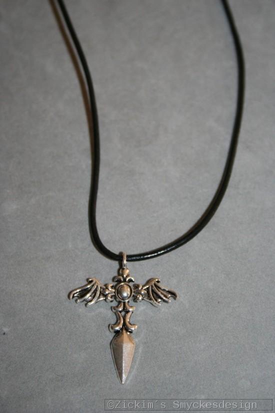 KI018 Wing Cross: Halsband (65 cm lång) med läderrem samt ett bevingat kors...99:- 59:-