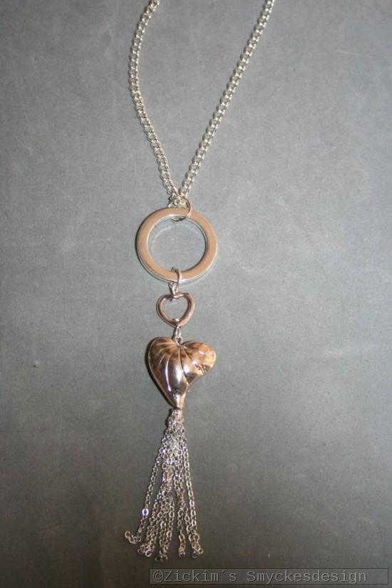 HA181 Double heart: Halsband (80 cm lång) med en ring och två hjärtan samt ett tofs hänge...120:- SÅLD