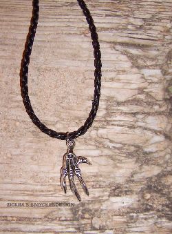 KI005 Claw: Halsband med en skelett hand p fltat lderband...75:- SLD 
Fr att se en strre bild, klicka p denna lnk.