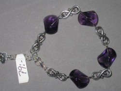 AR116 Purple eight: Armband med lila glasprlor och mellandelar 
formade som ttor...79:- 40:-Fr att se en strre bild, klicka p denna lnk.