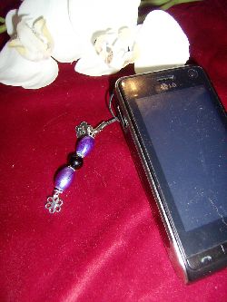 MO007 Mobile purple: Mobil smycke med lila drizzle prlor och en liten blomma...60:- SLD