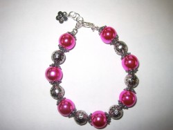 AR093 Pink metal: Armband med stora rosa prlor med metallisk lyster...95:- SLD
Fr att se en strre bild, klicka p denna lnk.