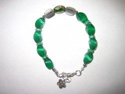 AR095 Green Love: Armband med grna cateye prlor 
och mellandelar med texten 