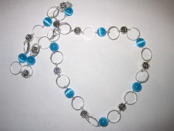 HA070 Little blue: Halsband med sm bla cateye prlor och ringar...95:-  SLD 
Fr att se en strre bild, klicka p denna lnk.