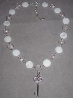 HA076 Key neckless: Halsband med vita snäckskals pärlor samt rosa sötvattens pärlor och en nyckel som hänge...110:- SÅLD 
För att se en större bild, klicka på denna länk.