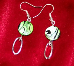 OR018 Green stripe: rhnge med hftig grn prla och oval ring...55:- SLD 
Fr att se en strre bild, klicka p denna lnk.