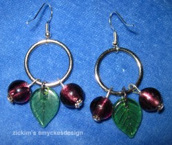 OR029 Purple berry ear: rhngen med glaslv och lila prlor...60:- 30:- 
Fr att se en strre bild, klicka p denna lnk.
Lgg till bildtext
textarea cant be used in forms style=