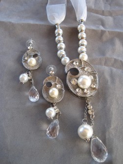 G1: Vackert halsband med vita pärlor, strass och organzaband samt tillhörande örhängen...250:- SÅLD
Designer: Okänd (handgjort i Turkiet)