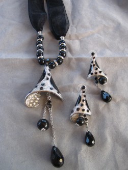 G2: Vackert halsband med svarta pärlor, strass och organzaband med tillhörande örhängen...250:- SÅLD
Designer: Okänd (handgjort i Turkiet)