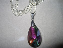 HA072 Rainbow drop: Halsband med glasprisma...90:- SLD 
Fr att se en strre bild, klicka p denna lnk.