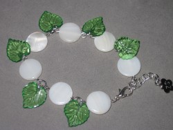 AR101 White dot leaf: Armband med snckskals prlor 
och grna acryl lv...70:- SLD
Fr att se en strre bild, klicka p denna lnk.