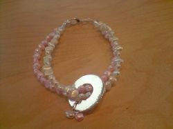 NA001 Sweet name: Armband med stvattensprlor i rosa och vitt med stansbar ring (valfri text)...85:- SLD