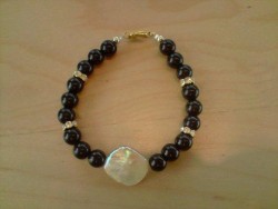 AR050 Gold shell: Armband med svarta glasprlor och en snckskalsprla...75:- SLD
Fr att se en strre bild, klicka p denna lnk.