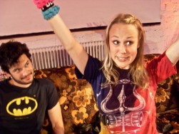 Hjalmar Wide och Petra Hjortensj i Dont you cry for Runtie Prest eller Nu r mamma full igen, Kulturstudion, 2009.