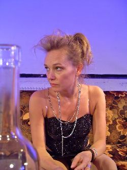 Annika Gardeskog i Don't you cry for Runtie Prest eller Nu r mamma full igen, Kulturstudion 2009.